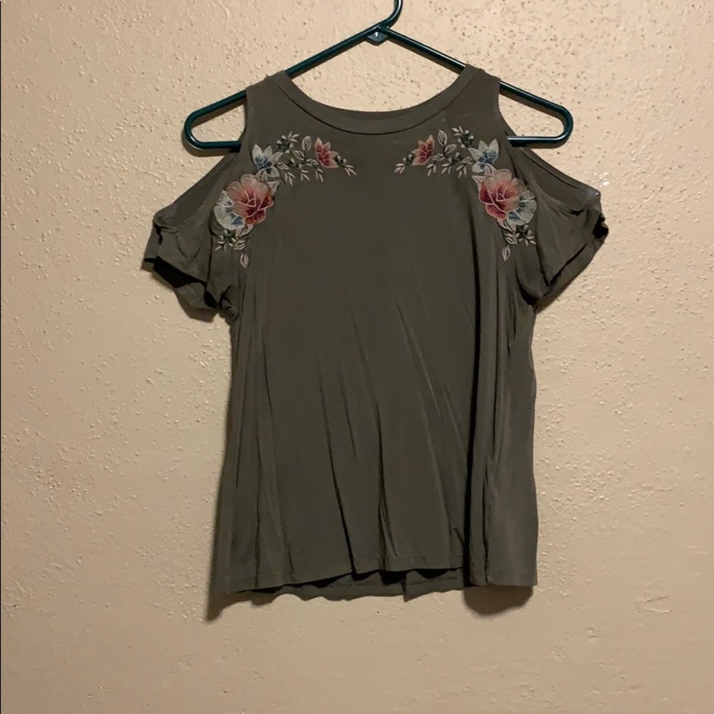 open shoulder t-shit
